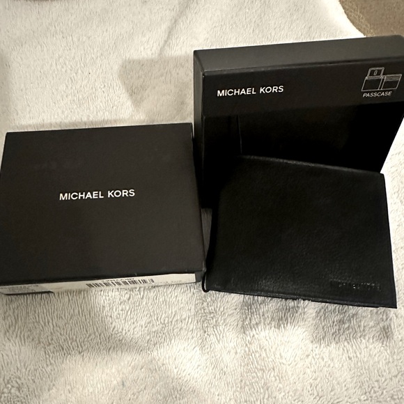 Michael Kors wallet - Picture 1 of 10